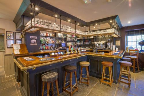 um bar num pub com bancos em The Howard Arms em Brampton
