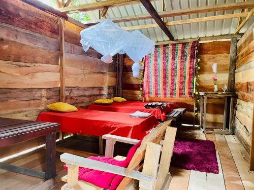 Zimmer mit 2 Betten in einem Blockhaus in der Unterkunft Land of Promise - Reggae Escape in Zanderij