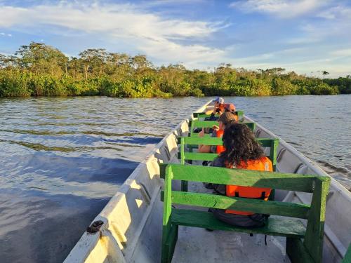 um grupo de pessoas em um barco na água em Hotel Turismo Asokilc em Limoncocha