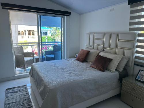 1 dormitorio con 1 cama grande y balcón en ATLANTIS CASA BOUTIQUE , con jacuzzi cerca de la playa, en San Andrés