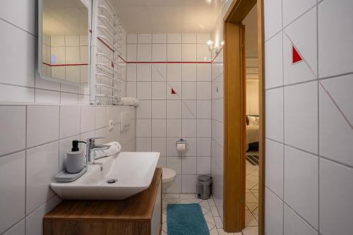y baño con lavabo y aseo. en EPA Apartment - Swedish style Souterrain, en Rust