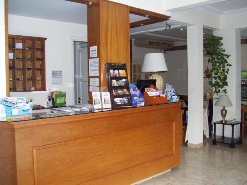 a shop with a wooden counter with a mirror at Apolo Atlantis in Mar del Plata