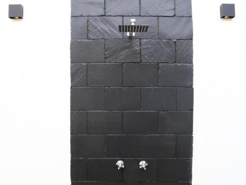 uma parede de tijolos negros com dois buracos em Jacuzzi Suite Paradise em Ciudad Real