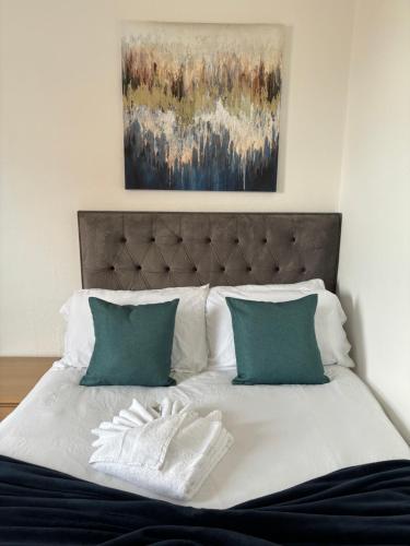 A bed or beds in a room at 3 Double Bed House, Birmingham, M42 & M5 Links