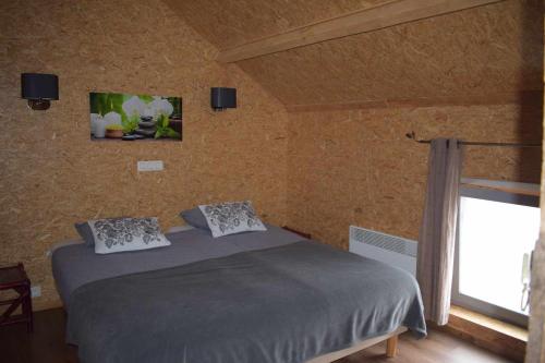 Un dormitorio con una cama grande y una ventana en Lî Stôle, en Durbuy