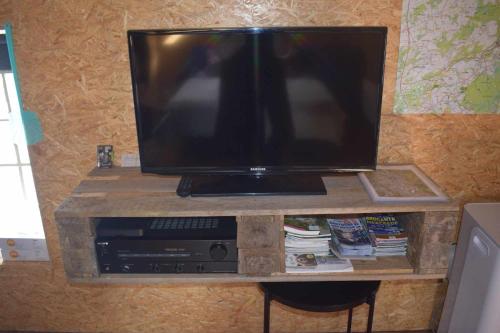 a flat screen tv sitting on top of a entertainment center at Lî Stôle in Durbuy