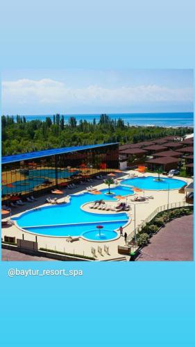 een uitzicht over een resort met meerdere zwembaden bij Townhouse 4/11 in Bosteri