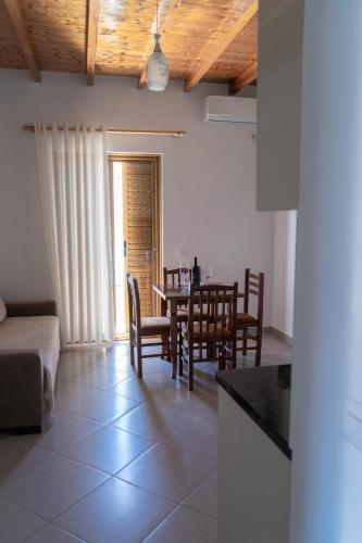 a kitchen and dining room with a table and chairs at Vila Anxhelo in Vlorë