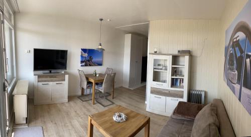 ein Wohnzimmer mit einem Sofa und einem Tisch in der Unterkunft yachtclub-fehmarn in Burgtiefe auf Fehmarn 