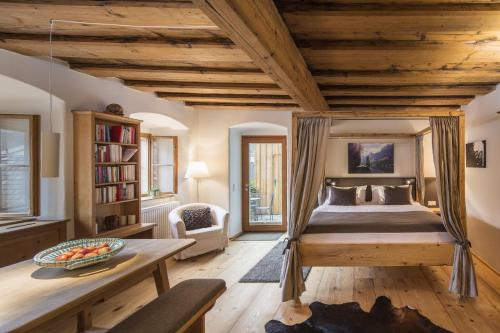 een slaapkamer met een bed en een houten plafond bij Hallstatt Hideaway - Adults only in Hallstatt