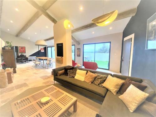 un salon avec un canapé et une table dans l'établissement chez Misa Maison de vacances familiale, à Saint-Maurice-de-Cazevieille