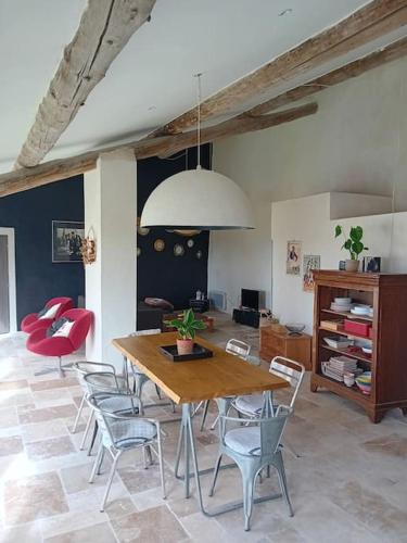 un salon avec une table et des chaises en bois dans l'établissement chez Misa Maison de vacances familiale, à Saint-Maurice-de-Cazevieille