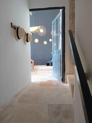 un couloir avec une porte ouverte vers une pièce dans l'établissement chez Misa Maison de vacances familiale, à Saint-Maurice-de-Cazevieille