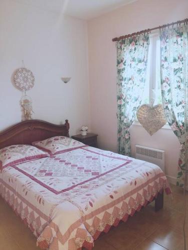 une chambre avec un lit avec une couette dessus dans l'établissement Chez Nadine, à Roquecor