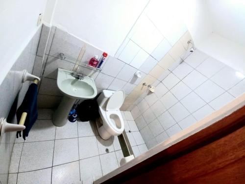 łazienka z toaletą i umywalką w obiekcie SajaHome w Cuzco