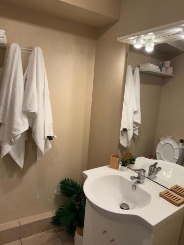 une salle de bain avec un lavabo blanc et un miroir dans l'établissement Studio confortable avec vue, à Nice