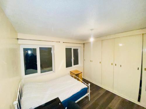 Säng eller sängar i ett rum på Rooms avialable In Sheldon Near Birmingham Airport