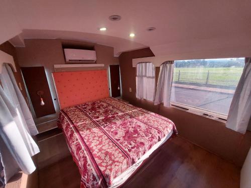 a small bedroom with a bed and a window at departamento sobre ruedas in Posadas