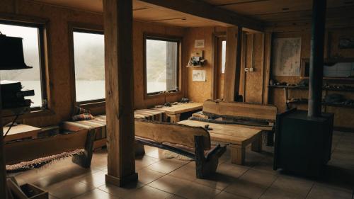 um quarto com bancos num quarto com janelas em Puesto Cagliero - Refugio de montaña em El Chaltén