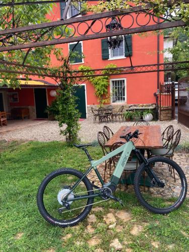 un vélo garé à côté d'une table devant un bâtiment dans l'établissement RedHouse Pesina, à Costermano