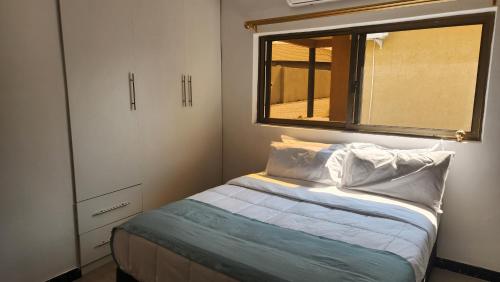 En eller flere senge i et værelse på Koluti Apartments