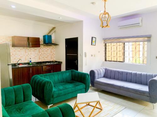 ein Wohnzimmer mit einem Sofa und 2 Sofas in der Unterkunft Yardcourt 3Bedroom in Lagos