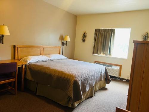 een hotelkamer met een bed en een raam bij HAWARDEN HARVEST INN 