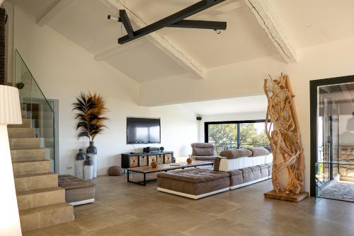 Villa prestige (voiture plage) في كاركيران: غرفة معيشة مع أريكة وتلفزيون