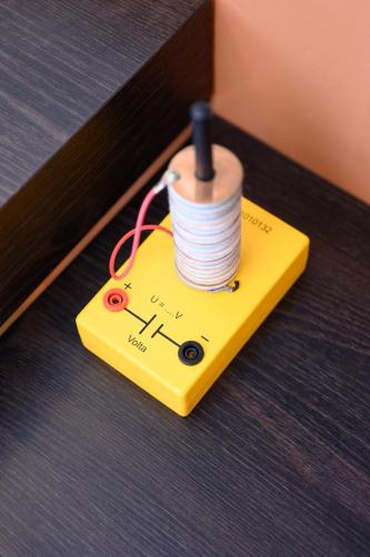 a yellow scale with a coil of thread on it at GL HOME in Como
