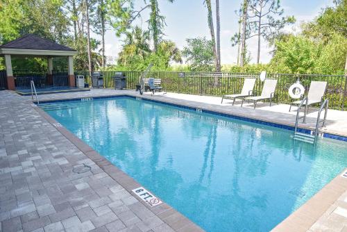 Бассейн в Candlewood Suites Fort Myers Interstate 75 by IHG или поблизости