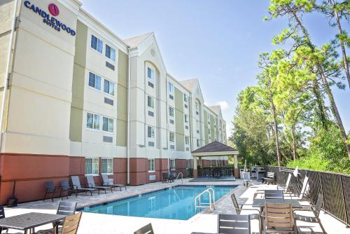 Бассейн в Candlewood Suites Fort Myers Interstate 75 by IHG или поблизости