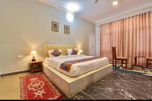 1 dormitorio con 1 cama extragrande y escritorio en Boho Heritage Stays Udaipur, en Udaipur