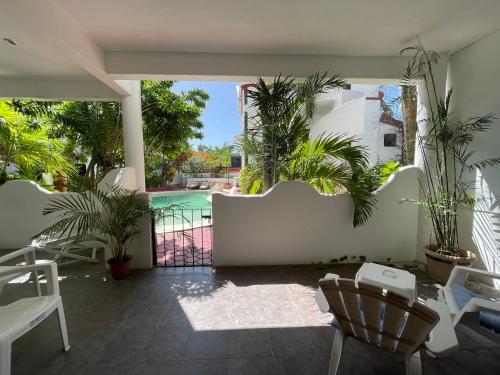 um quarto com um pátio com plantas e uma piscina em Amaranta Beach em Playa del Carmen