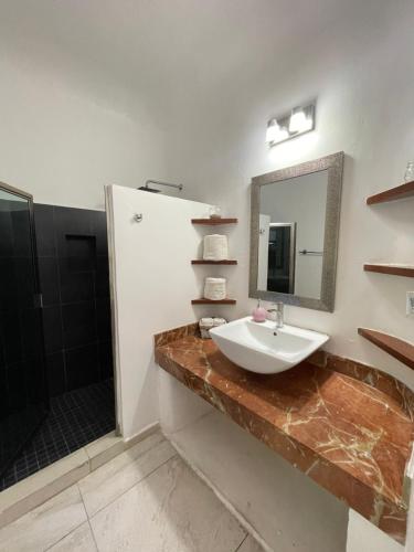 uma casa de banho com um lavatório e um espelho num balcão em Amaranta Beach em Playa del Carmen