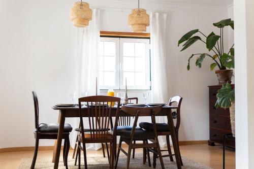a dining room with a table and chairs at Johnny's Casa in Vila do Bispo