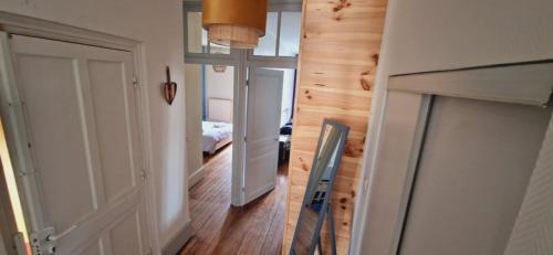 un couloir avec une porte menant à une chambre dans l'établissement MINSHUKU, à Chalon-sur-Saône