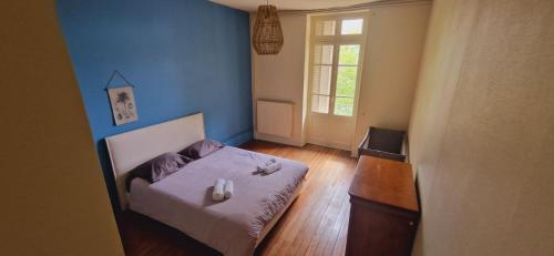 une petite chambre avec un lit et une fenêtre dans l'établissement MINSHUKU, à Chalon-sur-Saône