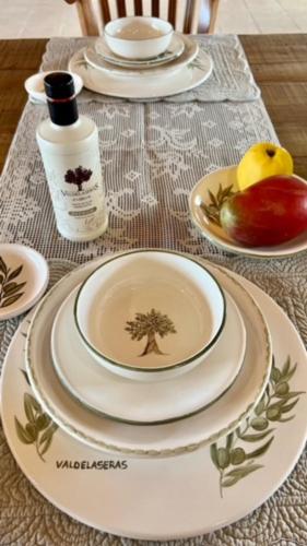 una tavola con piatti di cibo su un tavolo di Casa Rural Valdelaseras a Badajoz