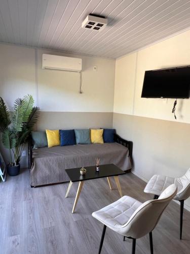 sala de estar con sofá y mesa en Alojamiento en playa fomento en Fomento