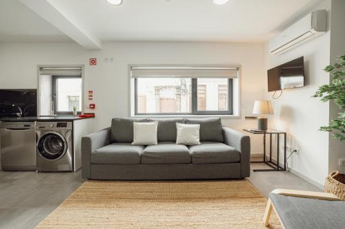 a living room with a couch and a washing machine at Amazing Villa by Hosty in Porto
