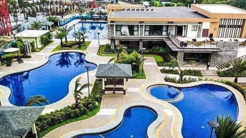 Πισίνα στο ή κοντά στο Verdon Parc Davao City with Balcony by darpm