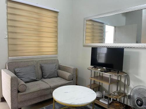 Χώρος καθιστικού στο Verdon Parc Davao City with Balcony by darpm