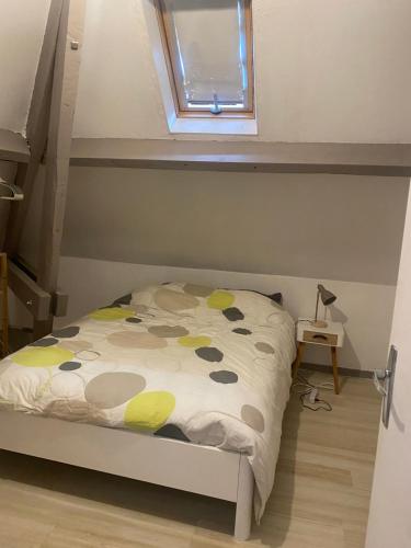 - une chambre avec des lits superposés et une fenêtre dans l'établissement Appartement cosy centre ville, à Beauvais