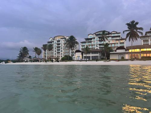 - Vistas al complejo desde el agua en Delux Oceanview on the Caribbean @ Playa Escondida Resort, en María Chiquita