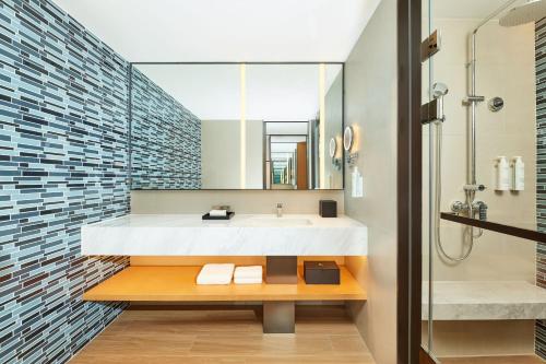 ein Bad mit einem Waschbecken und einem Spiegel in der Unterkunft Fairfield by Marriott Guangzhou Konggang in Guangzhou