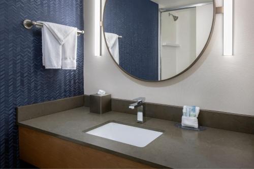 een badkamer met een wastafel en een spiegel bij Fairfield Inn Rochester Airport in Rochester