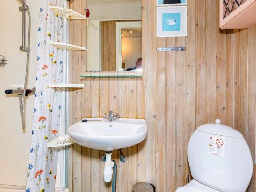 Ett badrum på Holiday home Vestervig L
