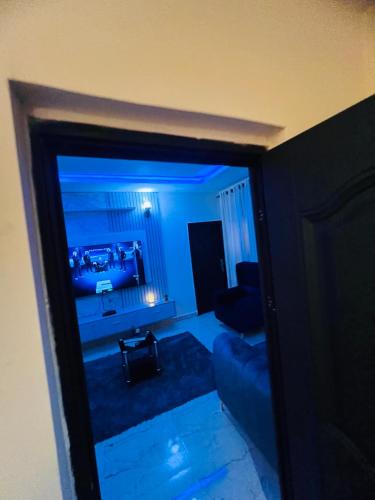 Apartments by Dee في بورت هاركورت: اطلالة غرفة معيشة مع غرفة زرقاء