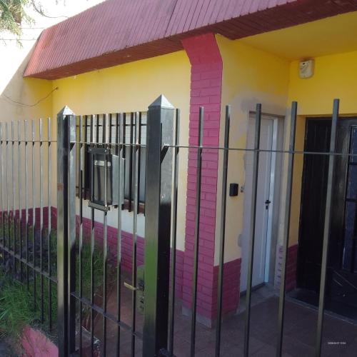 ein Haus mit einem Zaun davor in der Unterkunft SN - Departamento 2 ambientes Sin cocina - Serena Alojamientos in San Nicolás de los Arroyos