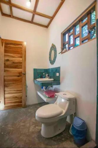 Bilik mandi di Casa Raices